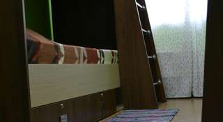 Гостиница Lucomoria Hostel Abakan Абакан Кровать в общем четырехместном номере для женщин-5